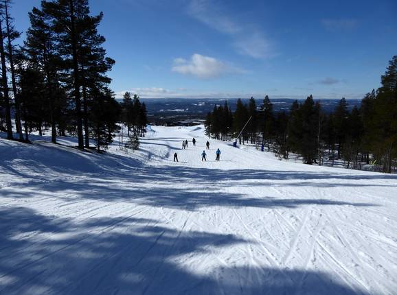 Breite und leichte Abfahrt im Skigebiet Idre Fjäll Breite und leichte Abfahrt im Skigebiet Idre Fjäll